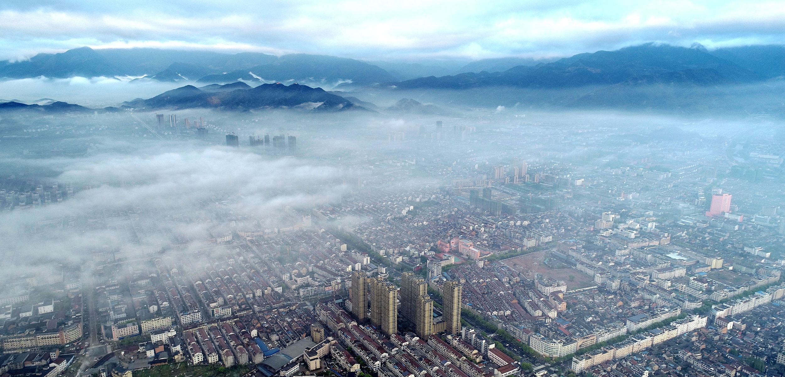 浙江臺州:輕紗薄霧城市宛如仙境